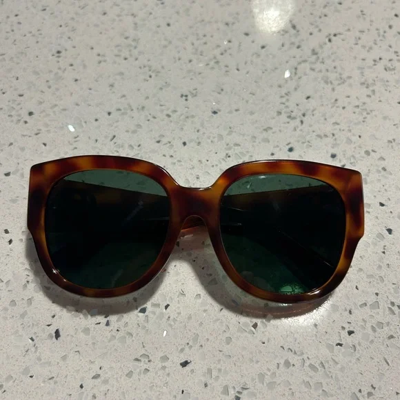 Gucci Tortoiseshell Sunglasses with Dark Green Lenses display picture 1